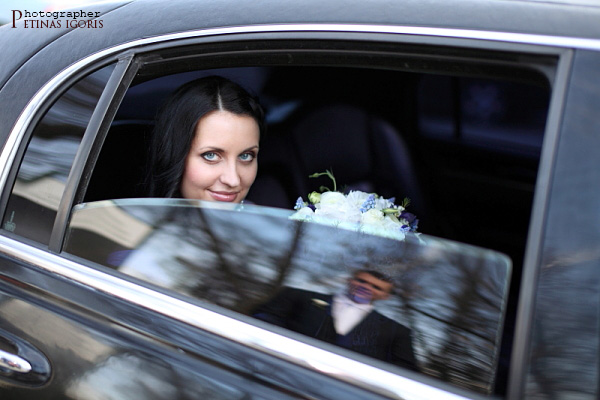 Jaunoji automobilyje vestuvių fotografas Vilniuje